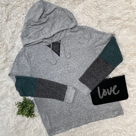Magnolia Boutique Hooded Hacci Top ๐ Gray Black & Green - Picture 1 of 15